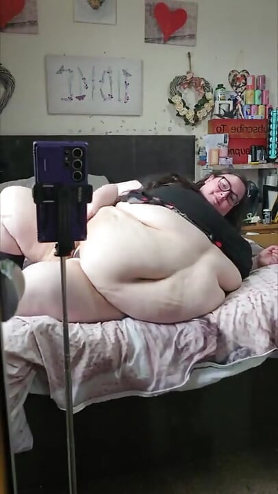 Twoja bogini brzucha SSBBW na łóżku