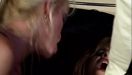 Wanita Jerman klasik menikmati fisting anal dan bercinta threesome