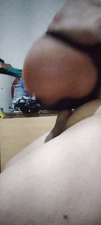 Coloco a cueca suja da minha ex-namorada no meu masturbador para simular que estou fodendo ela pela primeira vez...