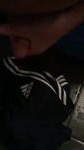 Sborro sulla tuta dell'adidas