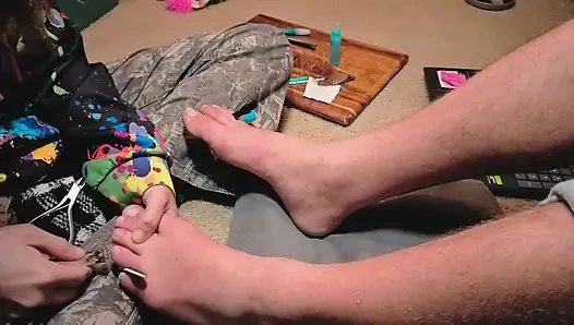 Melody efendisine pedikür yapıyor