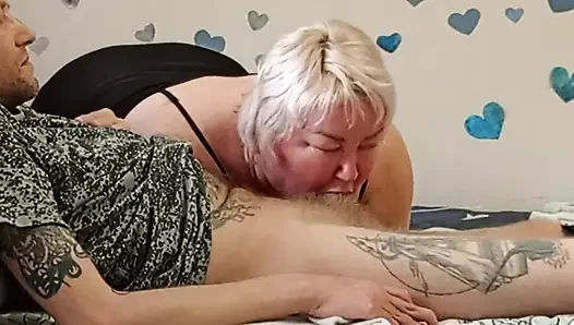 Kaltak boşalana kadar sikimi emiyor