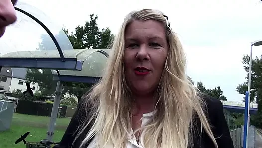 Schöne MILF mit dicken möpsen wird im freien und im auto gefickt