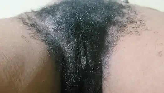 Tante seksi dengan memek berbulu dientot habis-habisan sama pria dewasa sampai mengerang keenakan