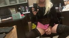 Chrissy cocoabutter cd cums podczas bawiąc jej tyłek dildo