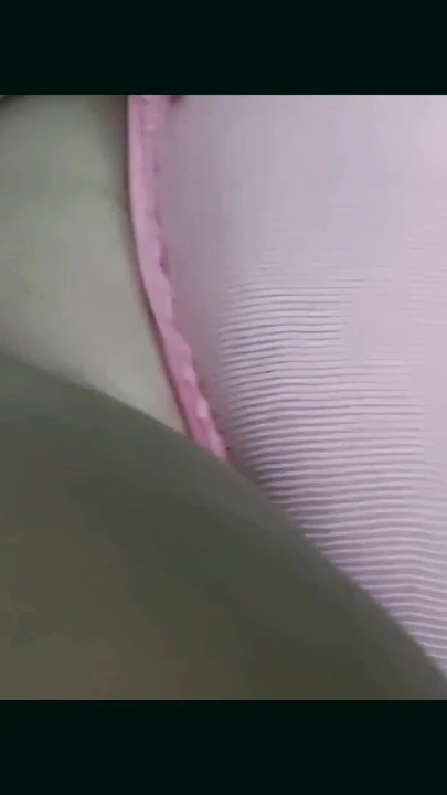 美丽的继母懒懒地同时吮吸鸡巴到她的舌头和假阳具 | 短片 1
