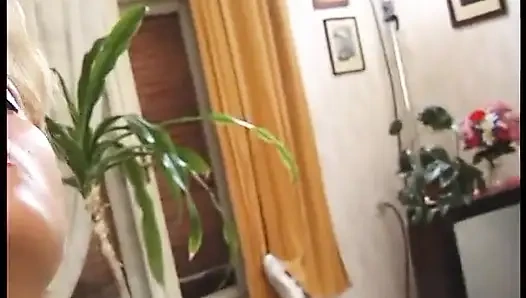 Büyük memeli orta yaşlı seksi kadın kendini tatmin etmekten hoşlanıyor