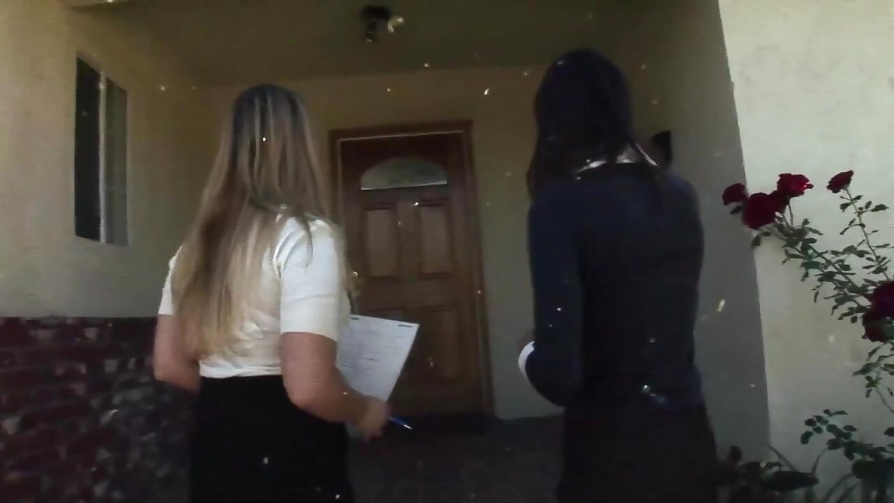 Δύο κορίτσια γαμούνται άγρια από έναν μαύρο άντρα