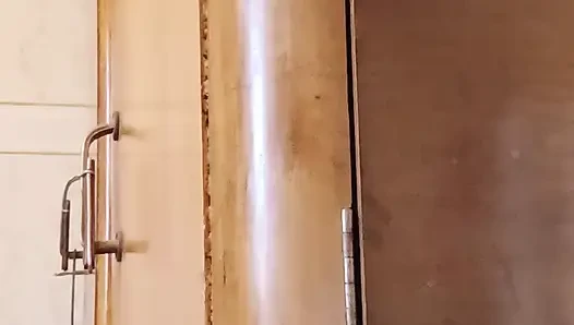 Zierliche titten unter dem schwarzen hemd