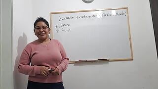 Eu me masturbo na aula, essa professora madura me deixa com muito tesão