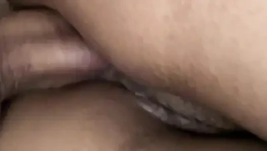 Aku membiarkan kamu menyetubuhi pantatku hanya karena kamu memilikinya kecil! - Cewek latina pantat montok lagi asik seks anal