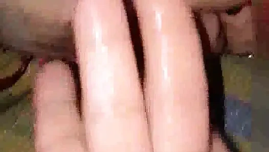 Büyük götlü yarağımın fışkırtarak boşalması ona yarak verince ıslanıyor