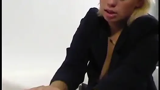 Sarışın lezbiyen kız yemekle oynamayı seviyor