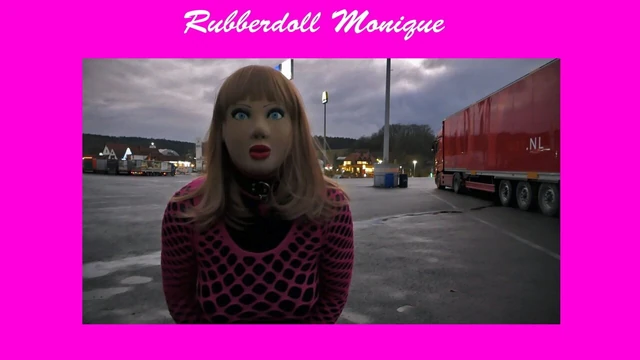 Rubberdoll Monique - как бимбо-кукла на парковке