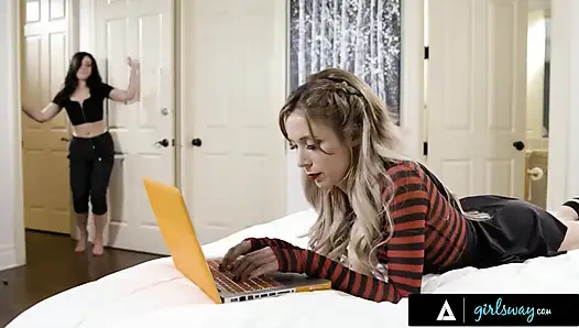 Girlsway - whitney wright yang bangga menggoda si mungil aiden ashley setelah mendengar kalau dia sama sekali bukan tipe cowoknya