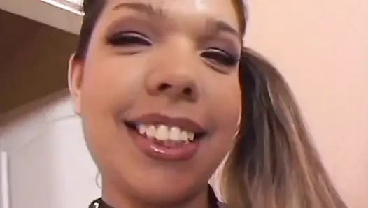 Tante seksi rambut cokelat dengan rantai
