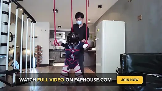 Mz31 - девушка, связанная и подвешенная красной веревкой, достигает оргазма.