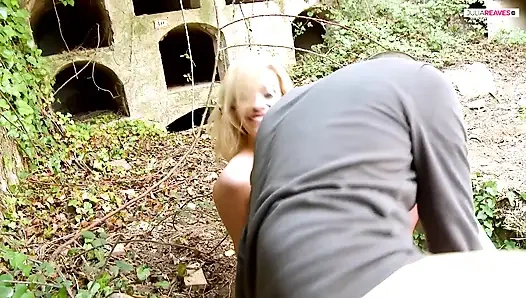 Büyük memeli orta yaşlı seksi kadın kayıp yerde sert seks