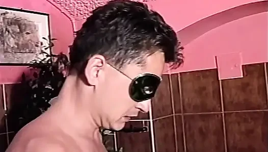 Geile MILF mit verbundenen augen lutscht und fickt in dampfiger badewanne