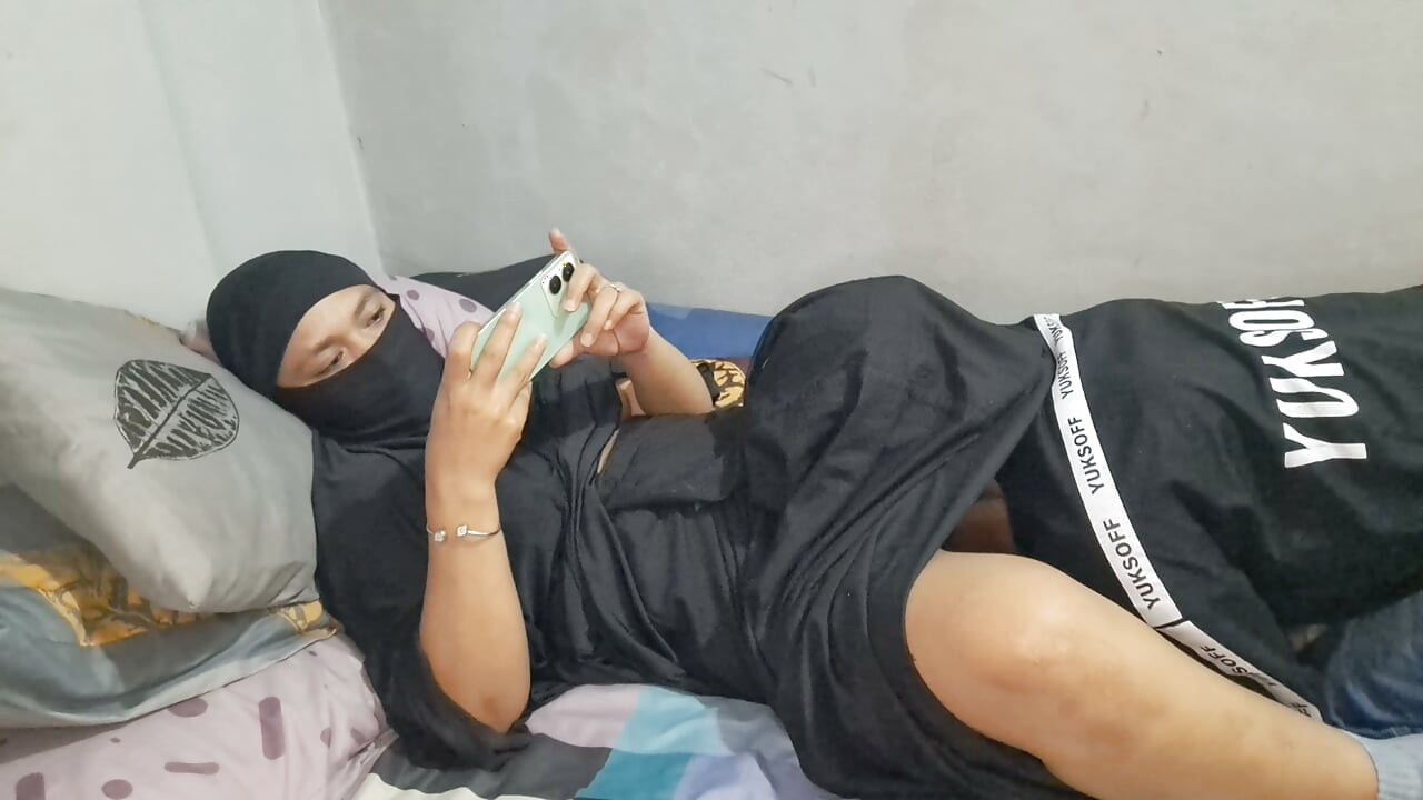 En asiatisk muslimsk tante fucker med en mand med hat