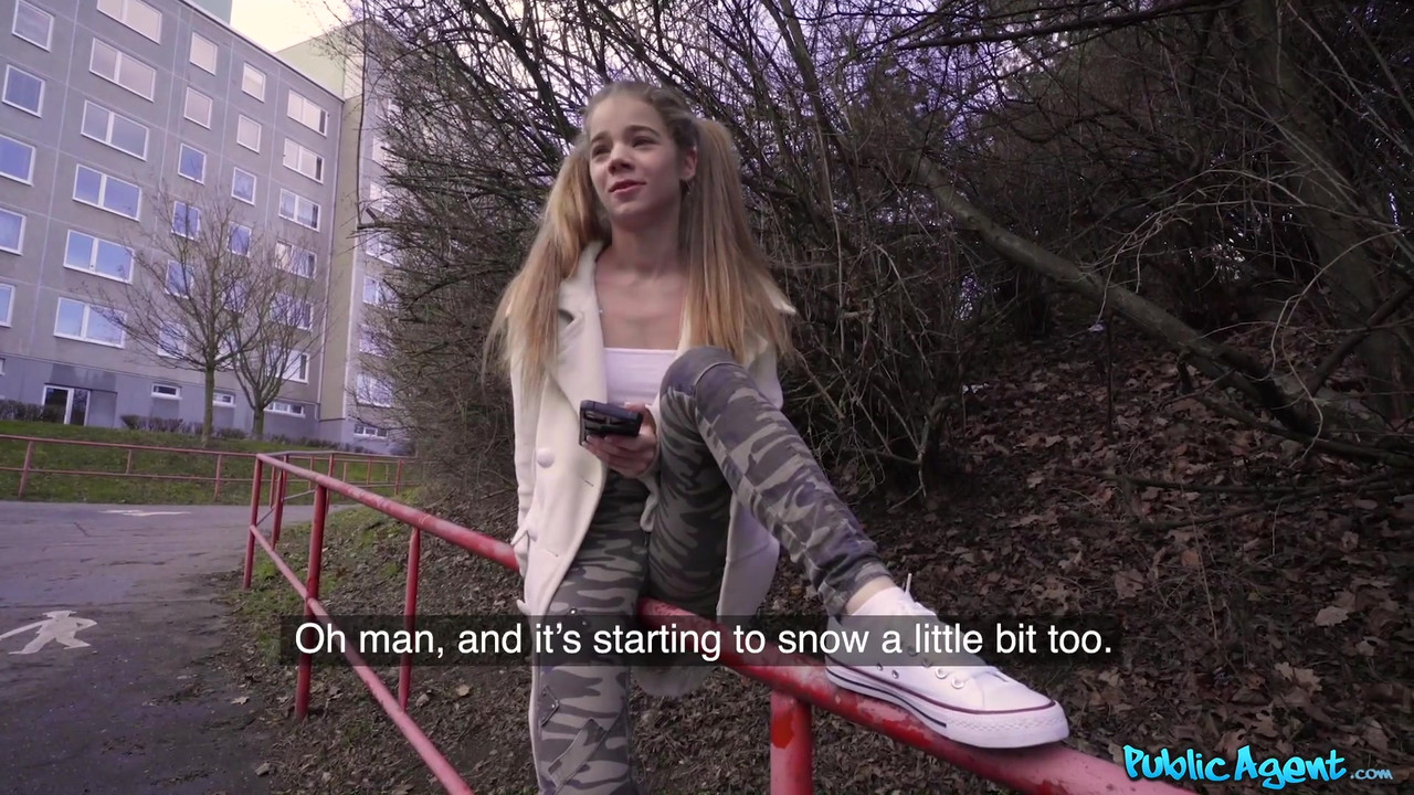 Public Agent - 娇小的西班牙18岁少女，阴户流白浆，身材苗条，在大学数学上遇到了麻烦