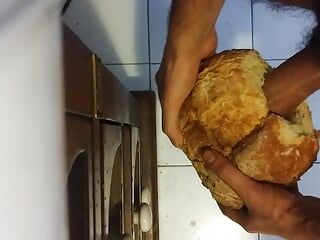 Jebanie ostro bochenka chleba