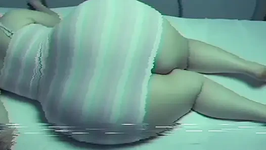 Женщина с большой попкой покупает в богатых леггинсах