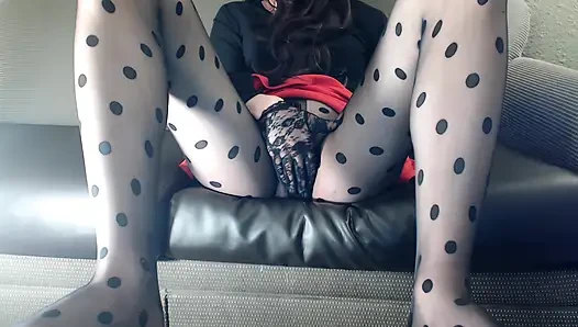 Tgirl külotlu çorapla kalın kremsi orgazm oluyor