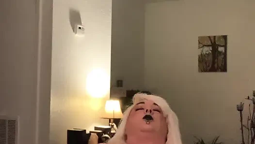 Красивая курящая мачеха