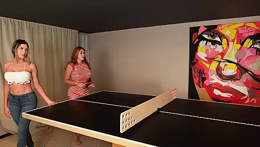 Sore pin pong dengan Sara Blonde berakhir dengan threesome, sementara pacar saya tidak ada di sana