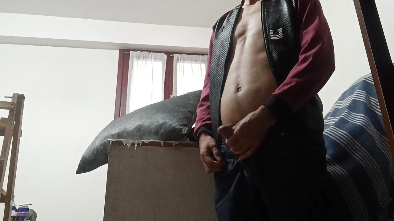 Twink juega con su polla