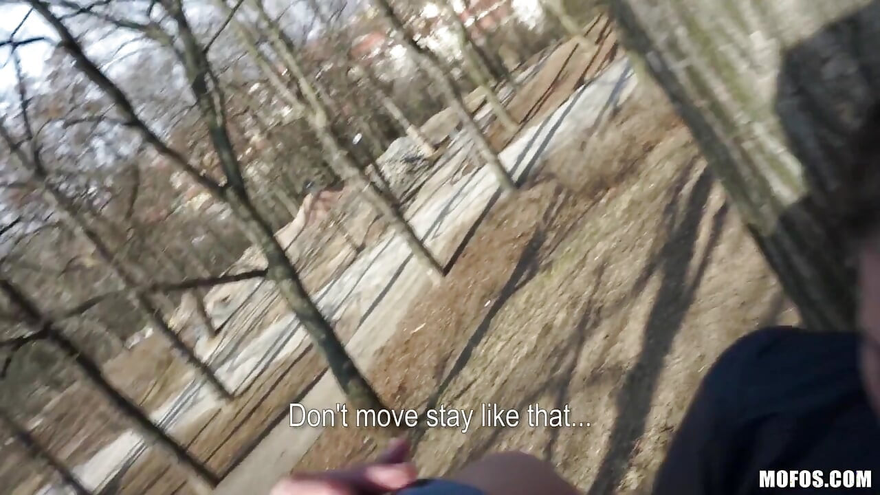 Публічні пікапи - Крістін Крісталіс демонструє свою шкіряну куртку та тугу дупу