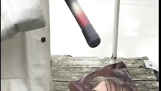 Reife brünette tropft nass im freien, hardcore-toben