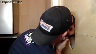 ग्रे Dilf अपने से कामोत्तेजन डिक जबकि दे रही है ग्लोरीहोल मुख-मैथुन