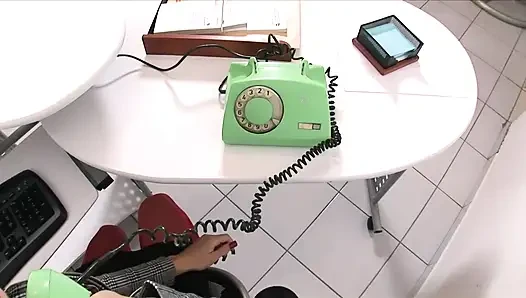 Kırmızılı ateşli sekreter patronu tarafından götünü sikiyor