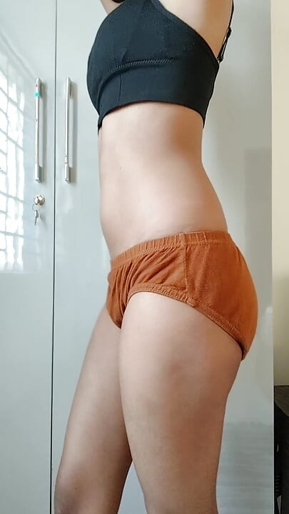 Em bé dễ thương khoe lồn