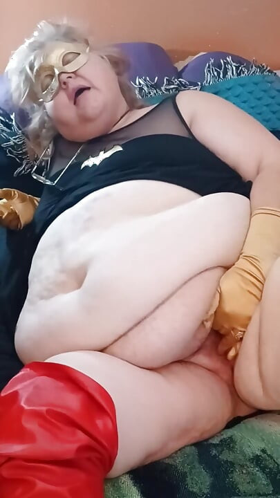 BBW Батгърл се мастурбира за теб с нейните златни ръкавици!