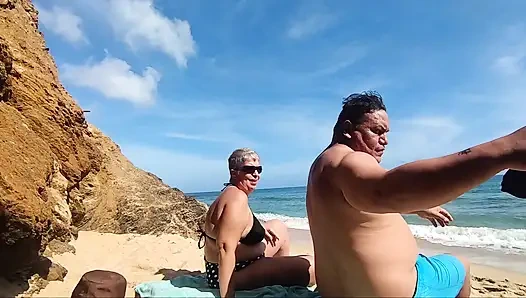 Kami hampir ketahuan di pantai untuk kedua kalinya saat aku masturbasi dia