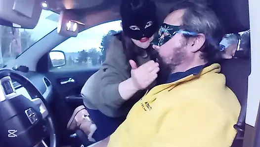 Menampar muka di dalam mobil
