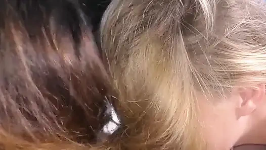 Ein hairjob mit blonden und brünetten schätzchen