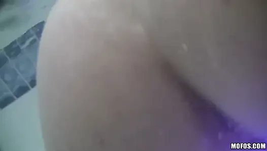 Pikaplar - küçük götlü esmer Electra Angel steve q ile küvette anal parmaklıyor ve götüne boşalıyor