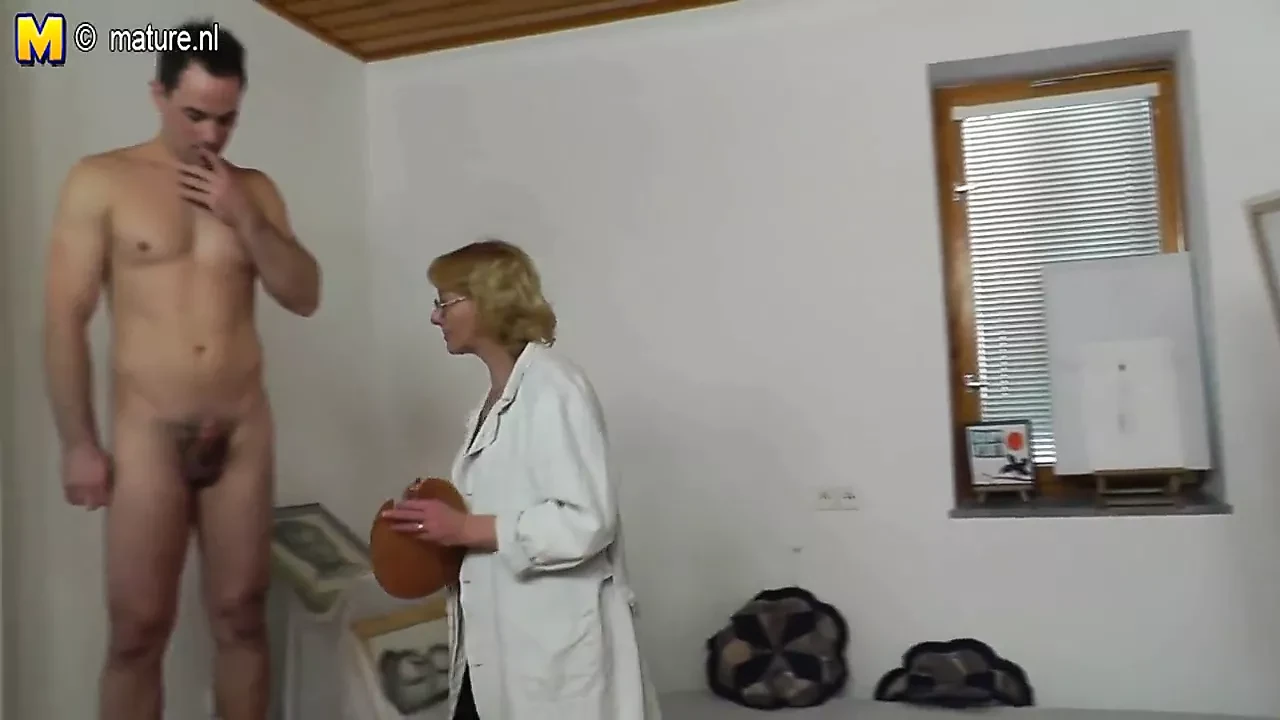Alte Oma-Malerin wird von ihrem jungen Model gefickt
