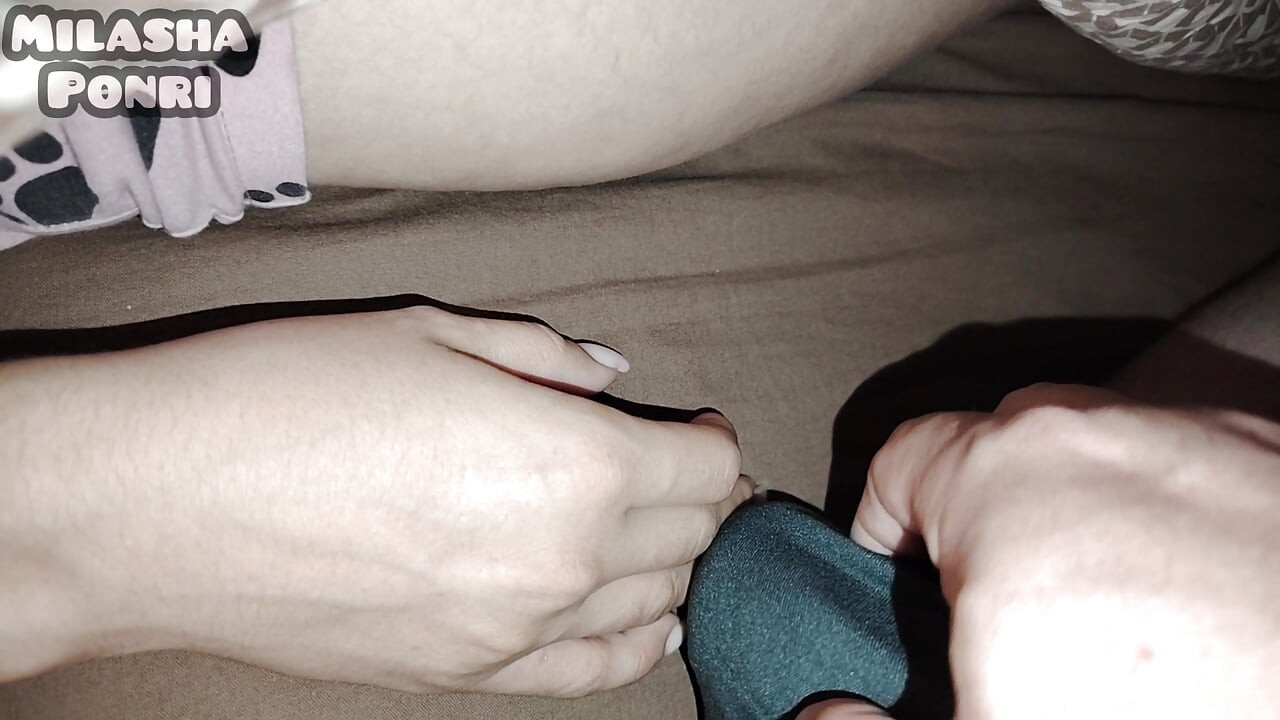 Tocando secretamente a mi hermanastra