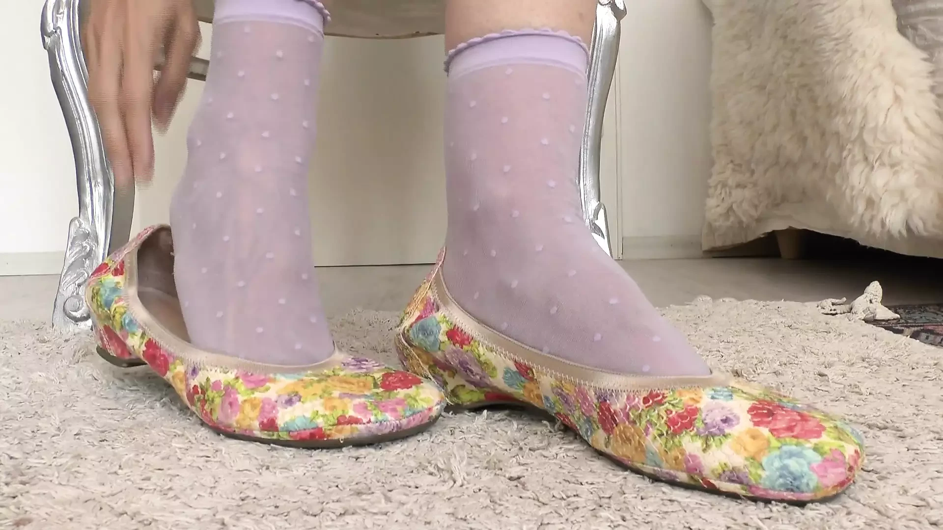 Ballerinas berwarna-warna dan stoking pendek bermain kasut dengan stoking