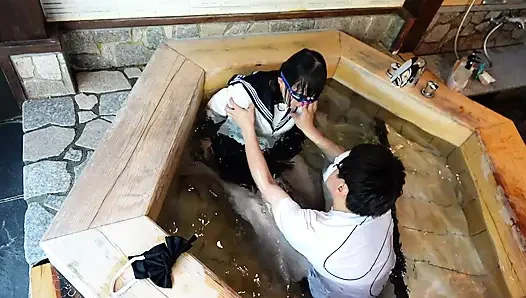 Tropfende Uniform, in einer Badewanne gefesselt und Unterricht außerhalb des Campus unterrichtet