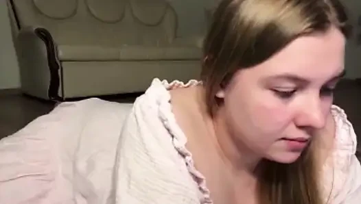 Jucielussie играет с пышной в киску