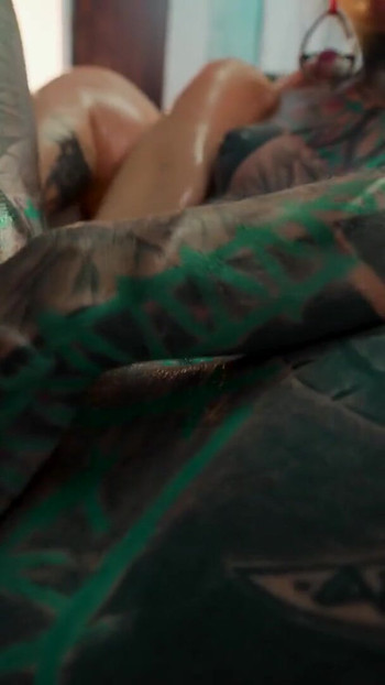 Bintang lucah panas lesbian bertatu – mainan logam dikongsi | Klip 1