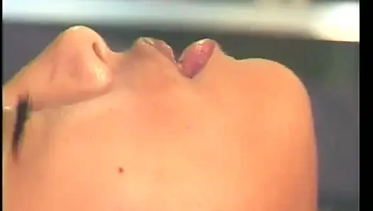 Uzun saçlı gilr siyah delikanlının direği için bacaklarını geniş açıyor