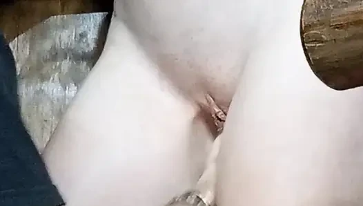 пальцами свою подругу