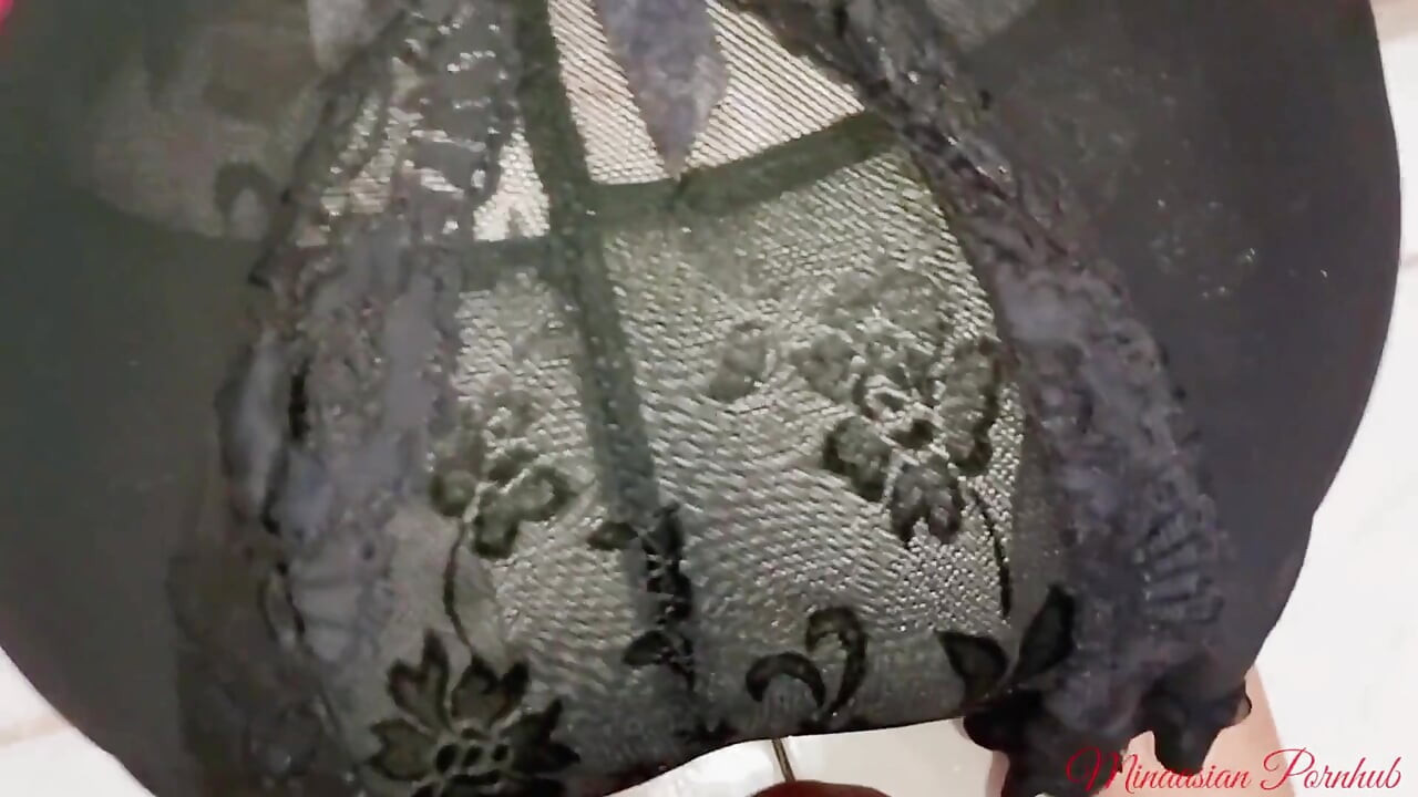 Dia Pakai Baju Yang Warna Hitam, Mungkin Tidak, Tahu Baju Warna Merah Ada Spermaku